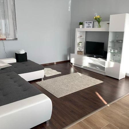 Modern Two Bedroom Flat With Balcony Lenti Ngoại thất bức ảnh