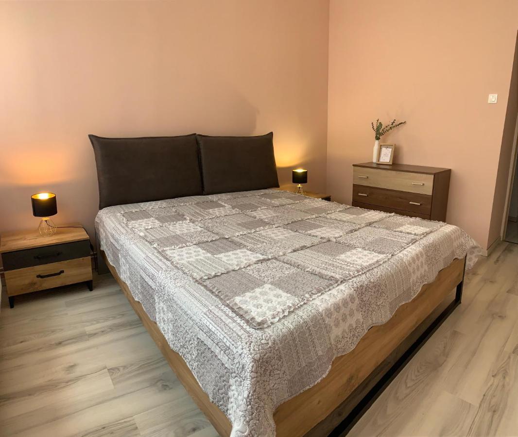 Modern Two Bedroom Flat With Balcony Lenti Ngoại thất bức ảnh